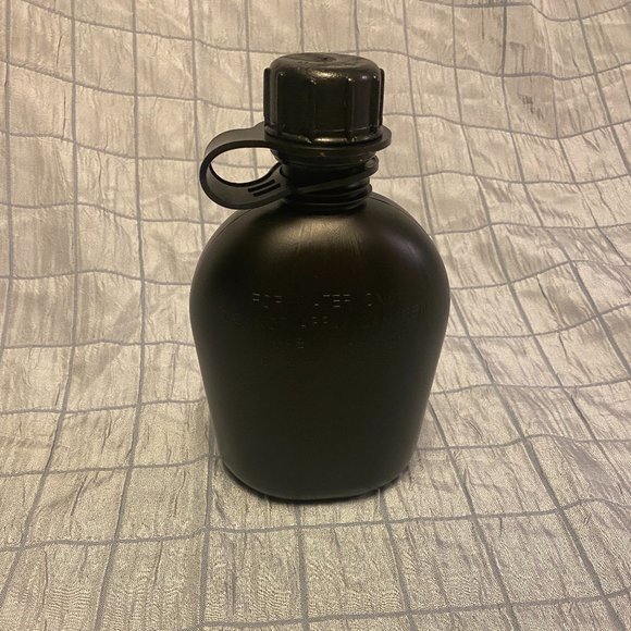 Black 1 Quart canteen with cap & strap NEW - Picture 1 of 6